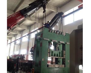 工廠大型油壓機設備安裝現場